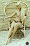 Blonde babe sitting topless outdoors on a sunny day... in anaglyph 3d!