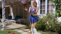 bimbo catching a football in real 3d